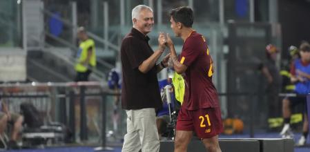 Mourinho felicita a Dybala, autor de un doblete (AP Photo/Gregorio Borgia)