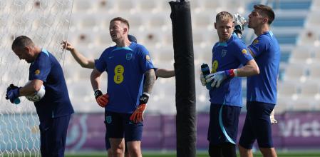 Los porteros de Inglaterra se hidratan durante un entrenamiento
