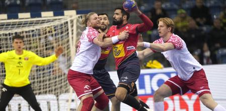 Jorge Maqueda, sujetado por los hermanos 'gigantes' Maciej y Tomasz Gebala, de 2,00 m (113 kgs) y 2,12 m (122 kgs)
