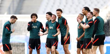 Diogo Jota, Trent Alexander-Arnold, Curtis Jones, James Milner, Rhys Williams, Thiago Alcantara, Virgil van Dijk y Andrew Robertson, antes de la final de París (Photo by Julian Finney/Getty Images)
