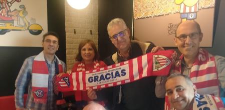 Peñistas con la bufanda conmemorativa del 125 aniversario del Athletic, homenajeado por el Atlético este domingo 19 de febrero.