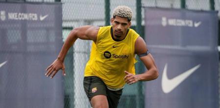 En el entrenamiento se felicitó a Lamine Yamal y Fermín López por sus debuts en Champions League y los compañeros les dedicaron el ya tradicional pasillo de collejas para destacar sus estrenos europeos. Por otro lado, Ronald Araujo está evolucionando bien de su lesión en el bíceps femoral de la pierna izquierda y este miércoles participó en el entrenamiento después de la victoria contra el Royal Amberes (5-0).