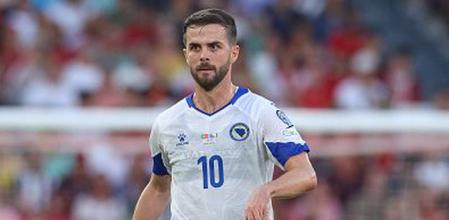 Hace un año, Pjanic aún tenía contrato con el Barça hasta 2024, pero de común acuerdo lo rescindió para fichar por el Sharjah de los Emiratos Árabes Unidos. Ahora, con 33 años, ya piensa en un futuro a medio plazo en los banquillos.