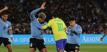 Araujo, con Mathías en un partido con Uruguay