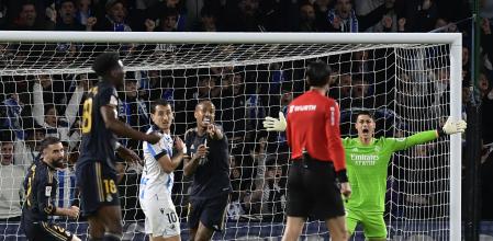 Los jugadores del Real Madrid reclaman la falta en el gol