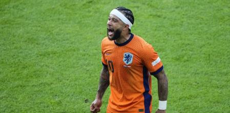 Memphis Depay of the Netherlands celebrates after scoring his side's second goal during a Group D match between the Netherlands and Austria at the Euro 2024 soccer tournament in Berlin, Germany, Tuesday, June 25, 2024. (AP Photo/Petr David Josek)