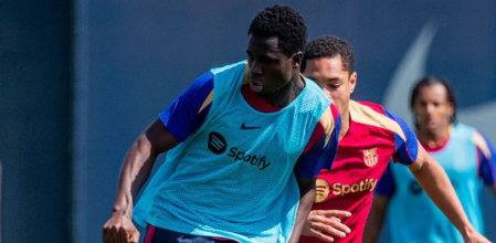 Landry Farré, en un entrenamiento del primer equipo con Vitor Roque