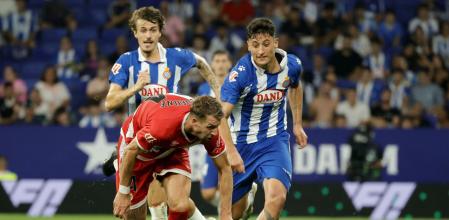 Lejeune sale trastabillado ante Veliz en una acción que se hizo viral porque el central terminó despejando el balón a ras de césped.