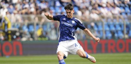 COMO, ITALY - MARCH 29: Alex Valle of Como 1907 in action during the Serie A match between Como 1907 and Empoli FC at Stadio G. Sinigaglia on March 29, 2025 in Como, Italy. (Photo by Marco Luzzani/Getty Images)