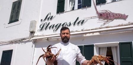 Sa Llagosta destaca por su receta ancestral de langosta fresca, que se prepara con cebolla, tomate, ajo y perejil.