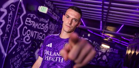 Adrián Marín posa con la camiseta del Orlando FC