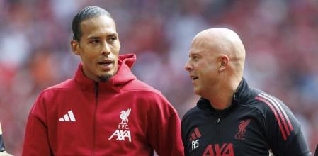 Van Dijk y Arne Slot conversando en la previa de un partido de pretemporada