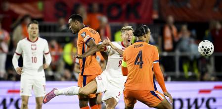 Lewandowski, en pugna con Van Dijk y Gravenberch