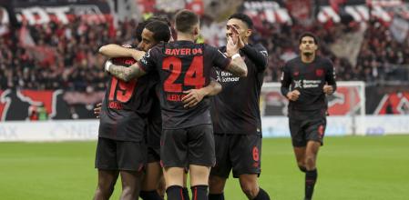 El Bayer Leverkusen, celebrando el gol de Poku EFE/EPA/CHRISTOPHER NEUNDORF