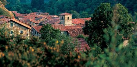 La localidad, perteneciente al municipio de Los Tojos, se sitúa a orillas del río Argoza, cuyas aguas cristalinas acompañan al viajero en su paseo por el pueblo
