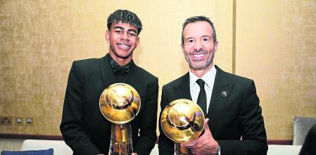 Lamine Yamal y Jorge Mendes, en la Gala de los Globe Soccer Awards de 2024