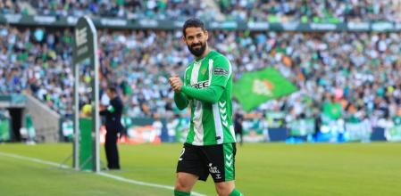 Isco, emocionado con la renovación anunciada con una inmensa pancarta desde las gradas