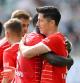 Lewandowski se abraza con Upamecano