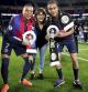 Kylian Mbappé (i) y su hermano Ethan (d) posan con el recién conquistado trofeo de la Ligue 1 junto a su madre, Fayza Lamari
