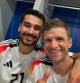 Gündogan fue felicitado por Thomas Müller al acabar el encuentro