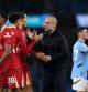 Pep Guardiola, con Van Dijk al final del City-Liverpool (0-2) (Photo by Alex Pantling/Getty Images)