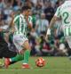 El centrocampista del Betis Pablo Fornals (d) pelea un balón con Enzo Barrenechea, del Valencia