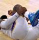 Los aficionados de Los Angeles Lakers se llevaron un buen susto anoche cuando LeBron James se quedó en el suelo dolorido tras recibir el impacto de un rival en la pierna derecha.