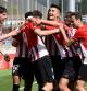 Los jugadores del Bilbao Athletic felicitan a Ewan por su gol