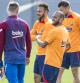 Alves y Braithwaite sonríen en el entrenamiento previo al Levante-Barça