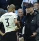 Klopp, con Fabinho, al lesionarse el medio (AP Photo/Rui Vieira)