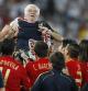 Los jugadores de la Selección española manteando a Luis Aragonés tras salir campeones de Europa