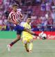 MADRID, 21/08/2022.- El centrocampista del Villarreal Giovani Lo Celso (d) juega un balón ante Marcos Llorente, del Atlético de Madrid, durante el partido de Liga en Primera División que disputan este domingo en el Civitas Metropolitano. EFE/Mariscal