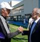 Imágenes del presidente del Real Madrid, Florentino Pérez, saludando a los jugadores durante el entrenamiento antes del derbi.