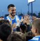 Joselu, pichichi del Espanyol, saludando a los niños de la cantera