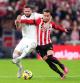 Nacho pugna con Alex Berenguer durante el Athletic-Real Madrid