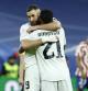 Benzema y Rodrygo celebran uno de los goles del Madrid
