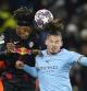 Mohamed Simakan (Leipzig), en pugna con alvin Phillips (Manchester City) (AP Photo/Dave Thompson)