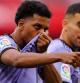 El Valencia estudia denunciar al brasileño del Real Madrid por dar pábulo a las “graves mentiras” de Ancelotti sobre el ‘caso Vinicius’. El brasileño insistió en su selección en que todo Mestalla llamó “mono” a su compañero pese a que el técnico ya pidió perdón por esa generalización.