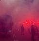El autocar del Barça ha llegado al Estadio Olímpico para disputar el partido de vuelta de la Champions League ante el PSG en medio de un recibimiento multitudinario, con bengalas y con lanzamiento de objetos contra el vehículo azulgrana