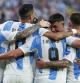 Los jugadores de Argentina celebran el 1-0 de Julián.
