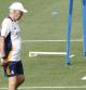 Ancelotti, pensativo en el entrenamiento del Madrid ayer en Valdebebas