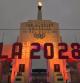 Un letrero de Los Ángeles 2028 se aprecia frente al pebetero en el Memorial Coliseum de Los Ángeles, el miércoles 13 de septiembre de 2017