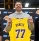 El UCLA Health Training Center se convirtió hoy en el epicentro del baloncesto mundial con la presentación oficial de Luka Doncic como nuevo jugador de Los Angeles Lakers