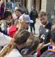 Los aficionados han sido sorprendidos por el gesto de los jugadores del Barça que han salido del hotel para atender a sus fans.