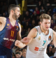 Doncic, defendido por Juan Carlos Navarro en un Clásico de Euroliga de 2018