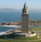 Vista panorámica de la Torre de Hércules al amanecer, erguida sobre el acantilado de A Coruña como faro milenario que sigue alumbrando el Atlántico