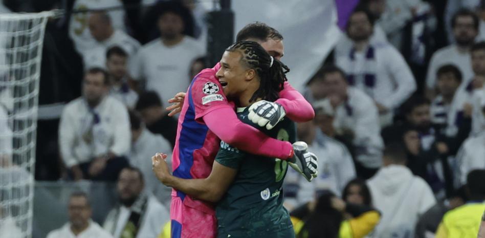 Al Barça le sale competencia por Aké