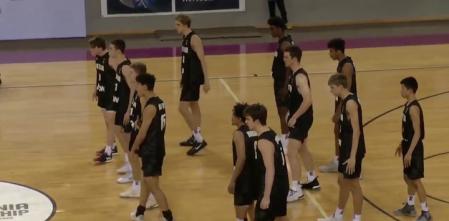 Los neozelandeses reciben con el Haka a los australianos, durante el partido de FIBA U17 Oceania Championships