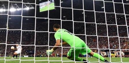 Montiel tuvo que repetir su penalti y de paso emuló su papel con Argentina en el Mundial