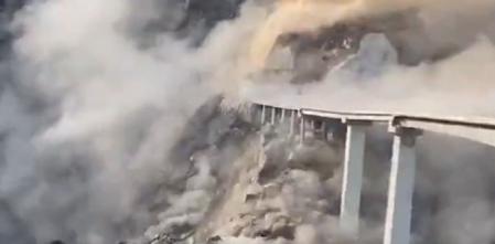 Impactantes imágenes del derrumbe de un puente recién inaugurado en Sichuan tras detectarse grietas en la montaña